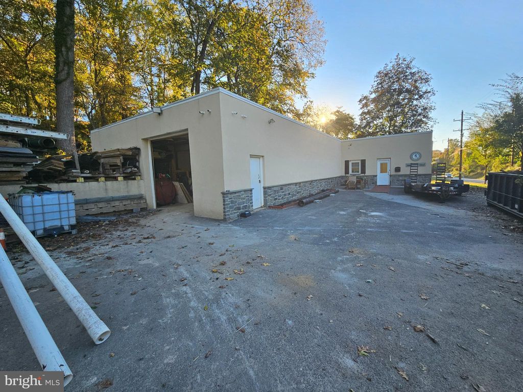 Photo of 9 River Road, CONSHOHOCKEN, PA 19428 (MLS # PAMC2159352)