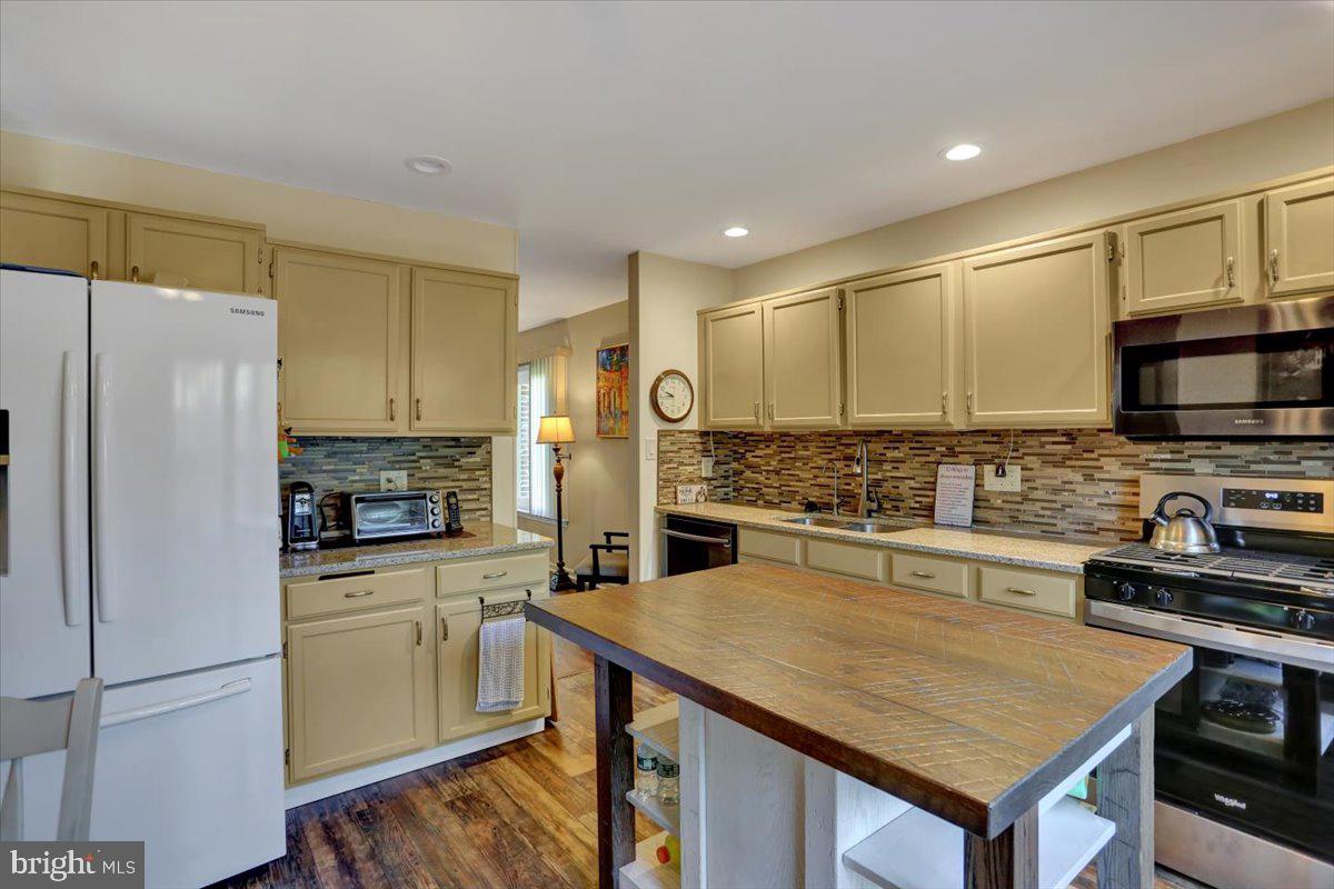 24 PINE WOODS COURT