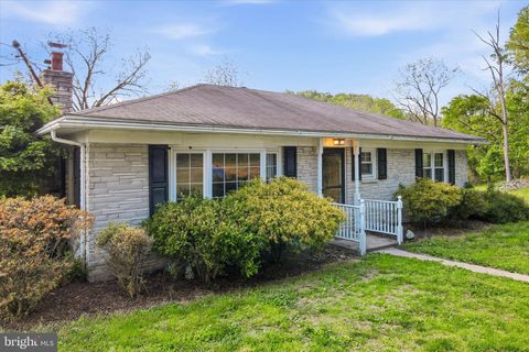 Photo of 949 Pennsylvania Avenue, POTTSTOWN, PA 19464 (MLS # PAMC2179234)