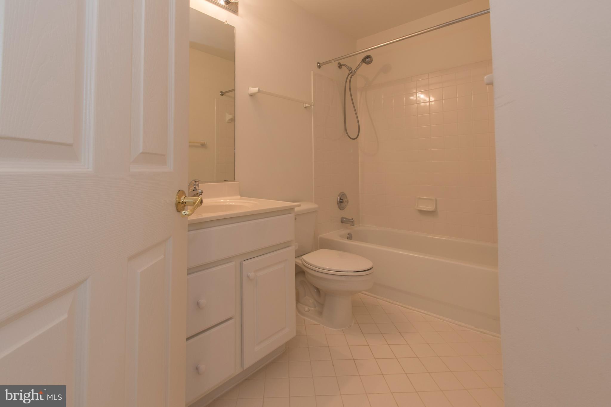 WILLOWS OF POTOMAC - Residential Lease