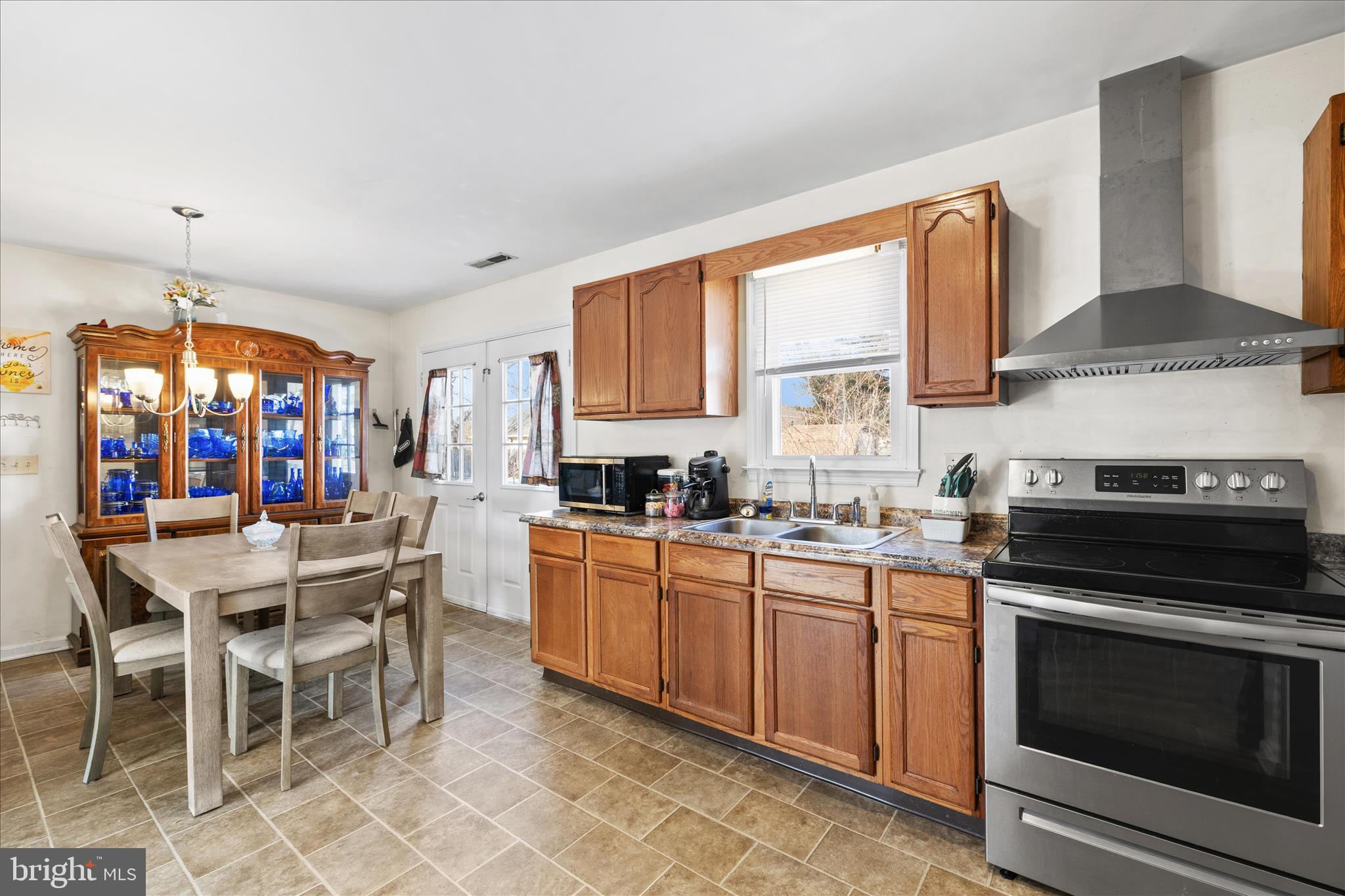 WOODSIDE MANOR - Residential