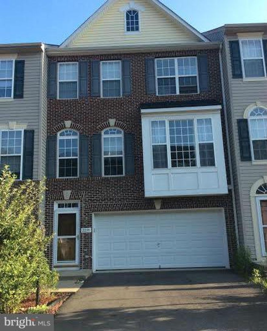NiceTownHouse in sought after Rippon Landing,close to VRE,I-95,schools, and shopping. Home has 3BR,3.5 baths,Kit w/center island with Breakfast bar, Granite countertops,FR w/gas fp,hardwood floors and Sep DR/LR area,2 car grge,lrg MBR w/walk-in closets, lux MB w/soaking tub sep shower, Laundry area in the lower level, deck w/patio below.