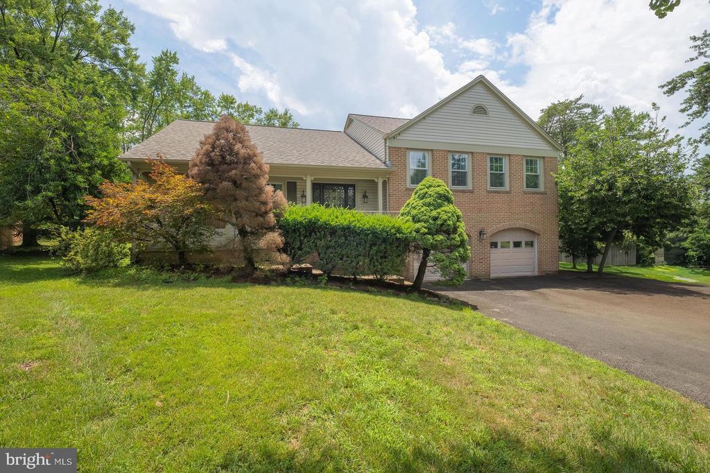 Photo of 10 Pinto Court, ROCKVILLE, MD 20850 (MLS # MDMC2214966)