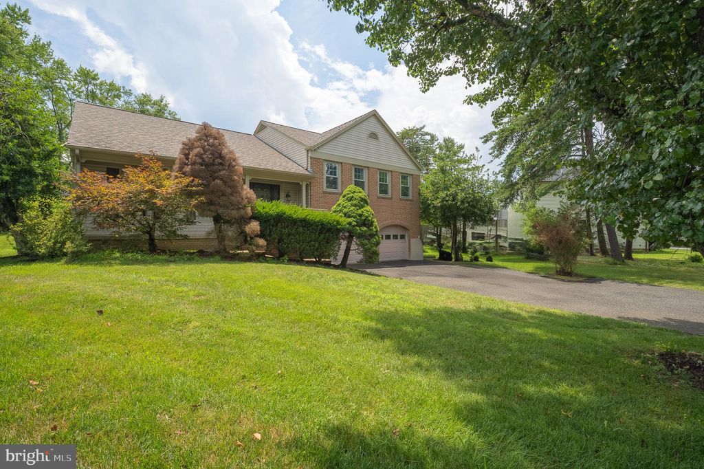 Photo of 10 Pinto Court, ROCKVILLE, MD 20850 (MLS # MDMC2214966)
