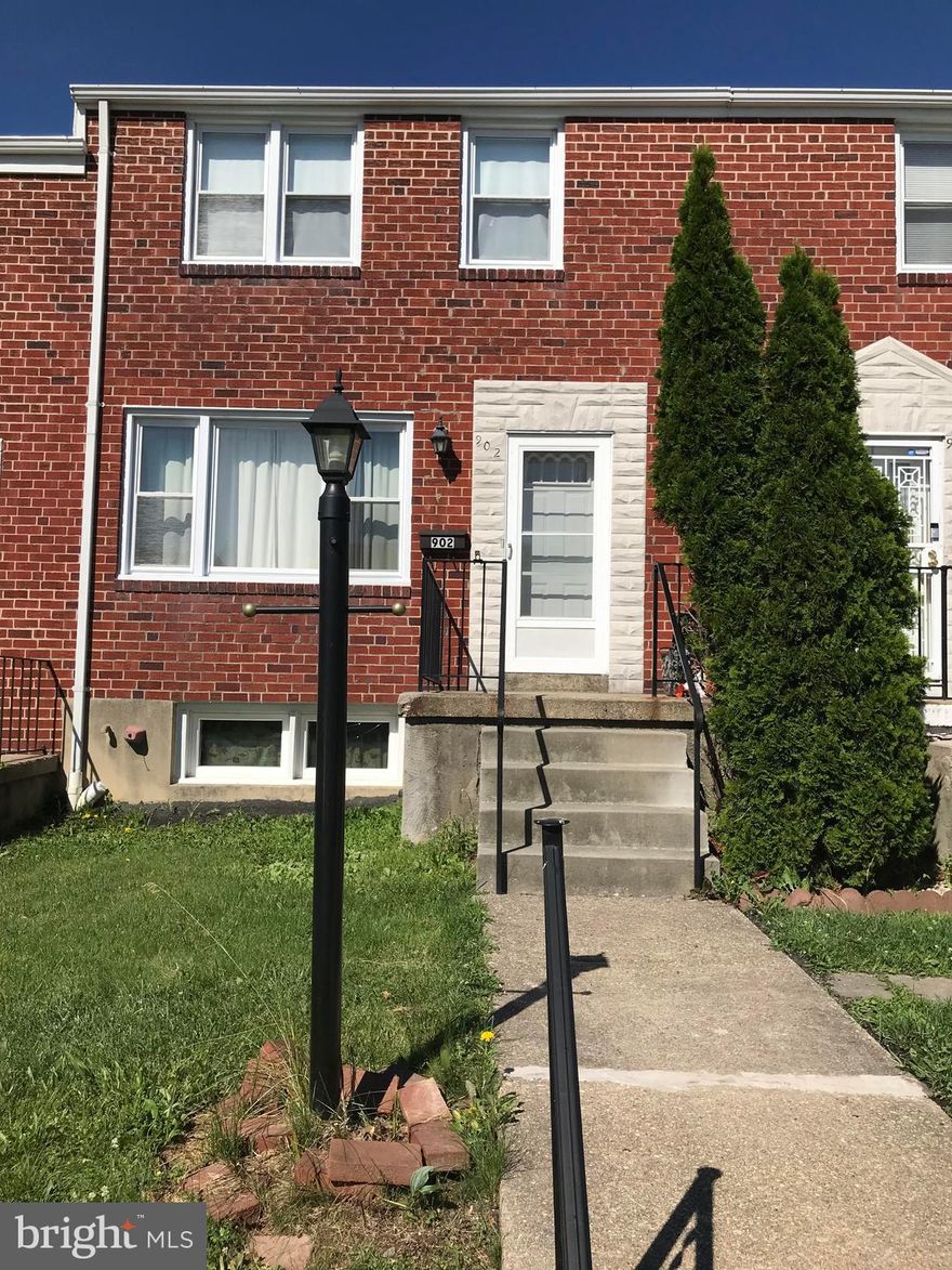 WELCOME HOME! 3 BEDROOM, 1.5 BATH BRICK TOWNHOME!