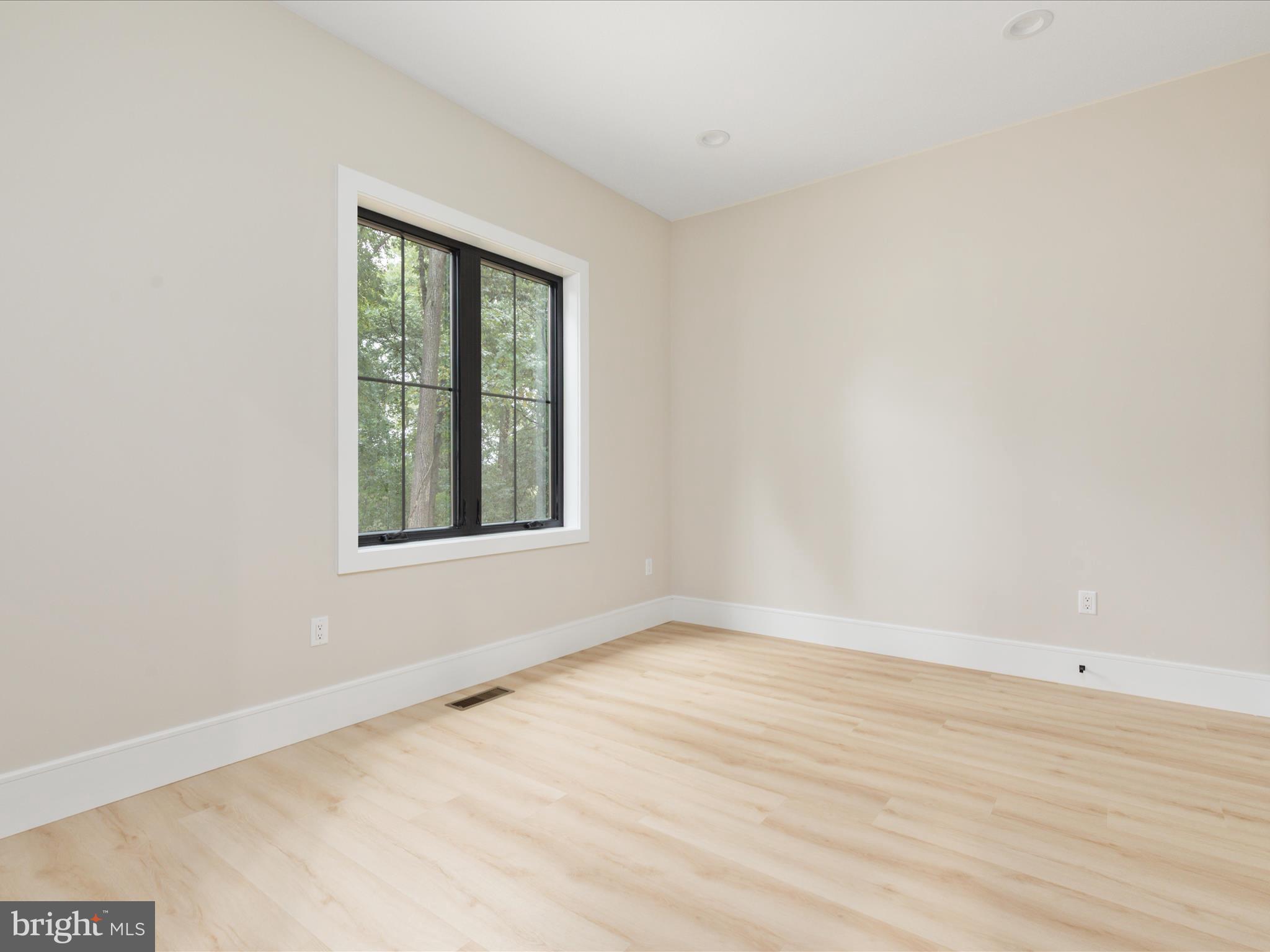 WALTON WOODS - Residential