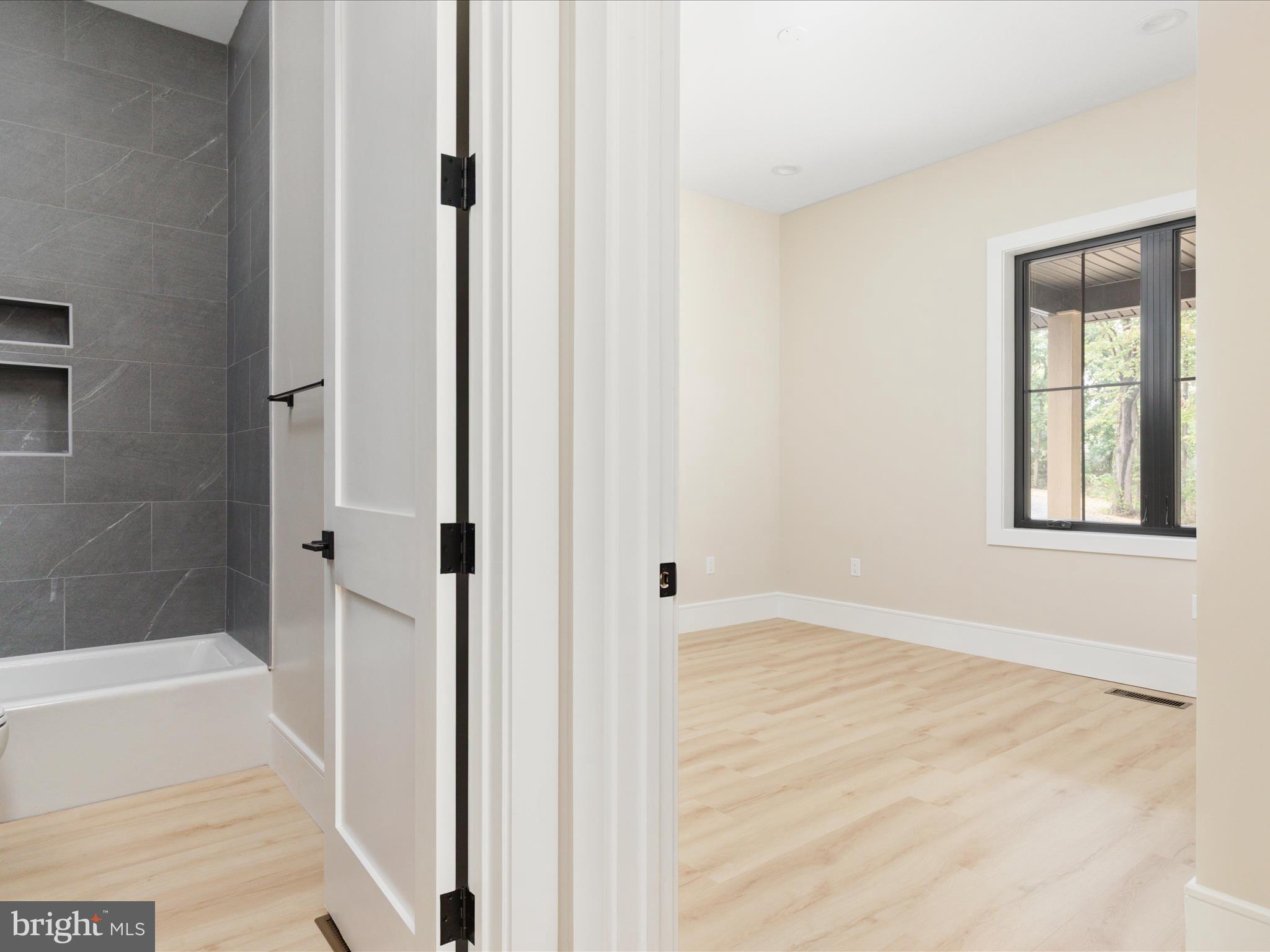 WALTON WOODS - Residential