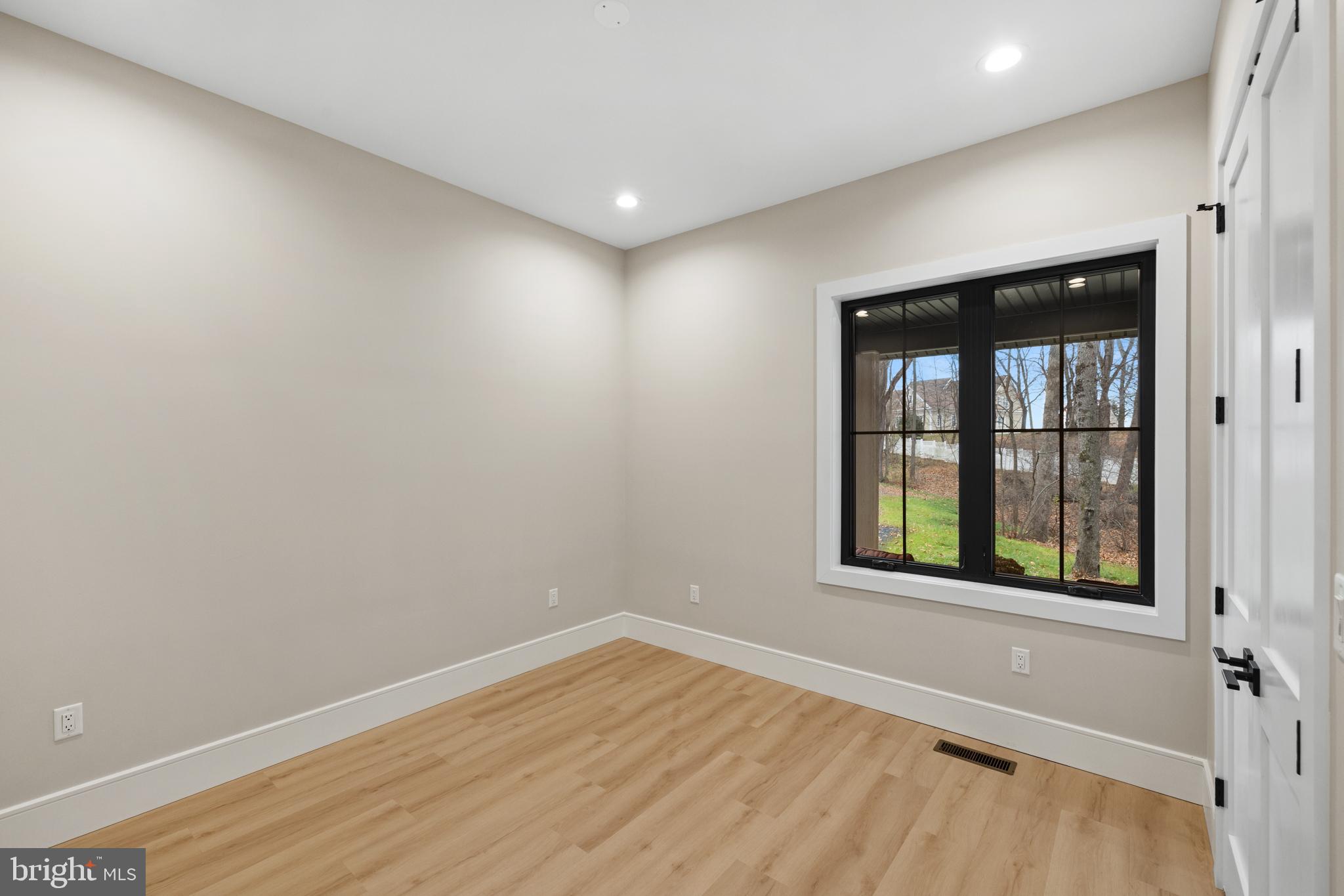 WALTON WOODS - Residential