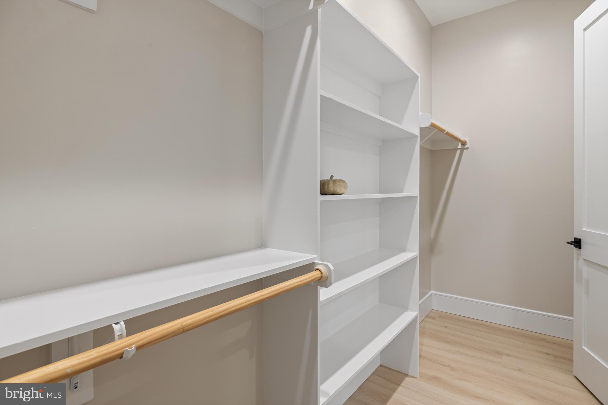 WALTON WOODS - Residential