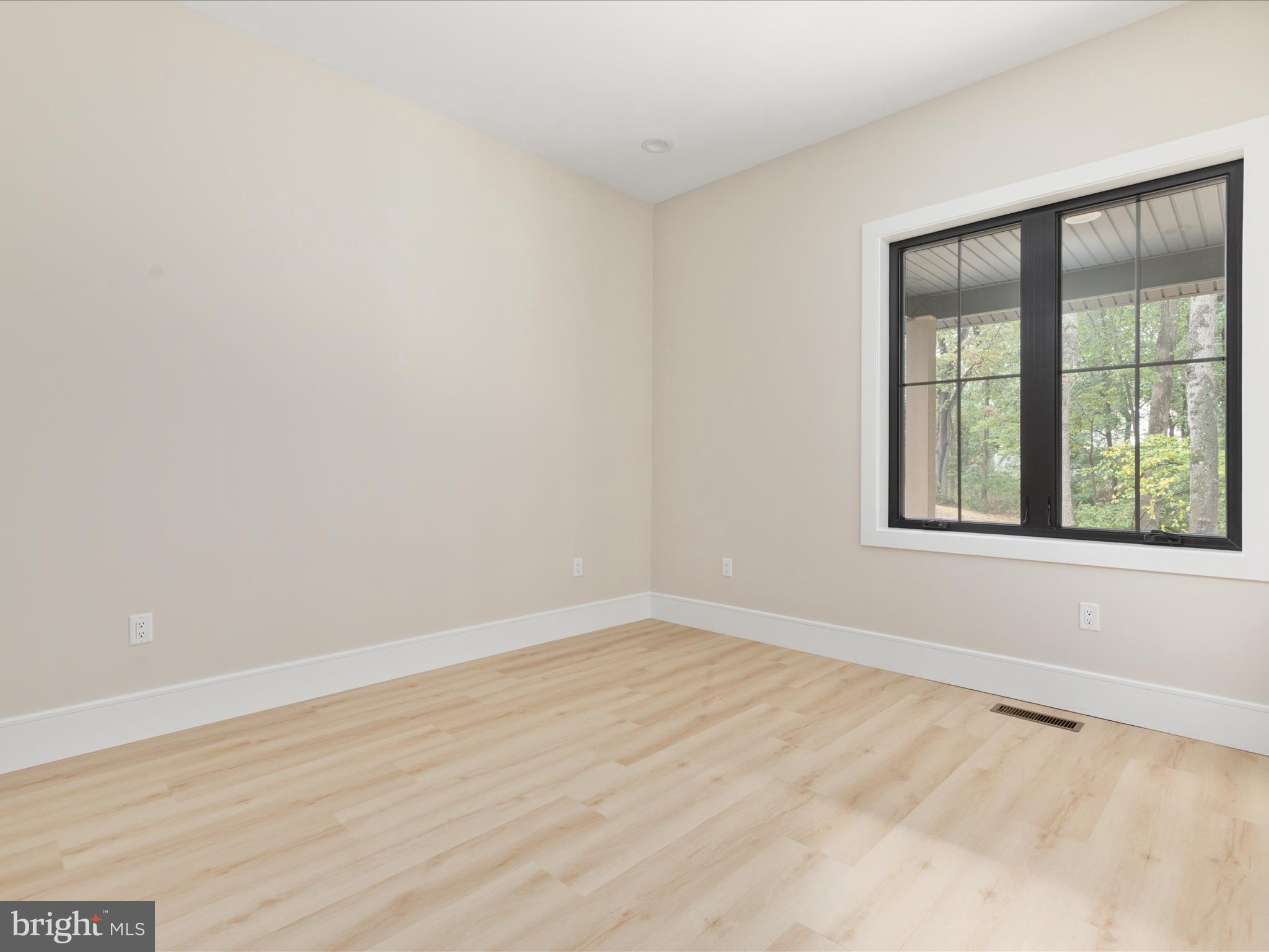 WALTON WOODS - Residential