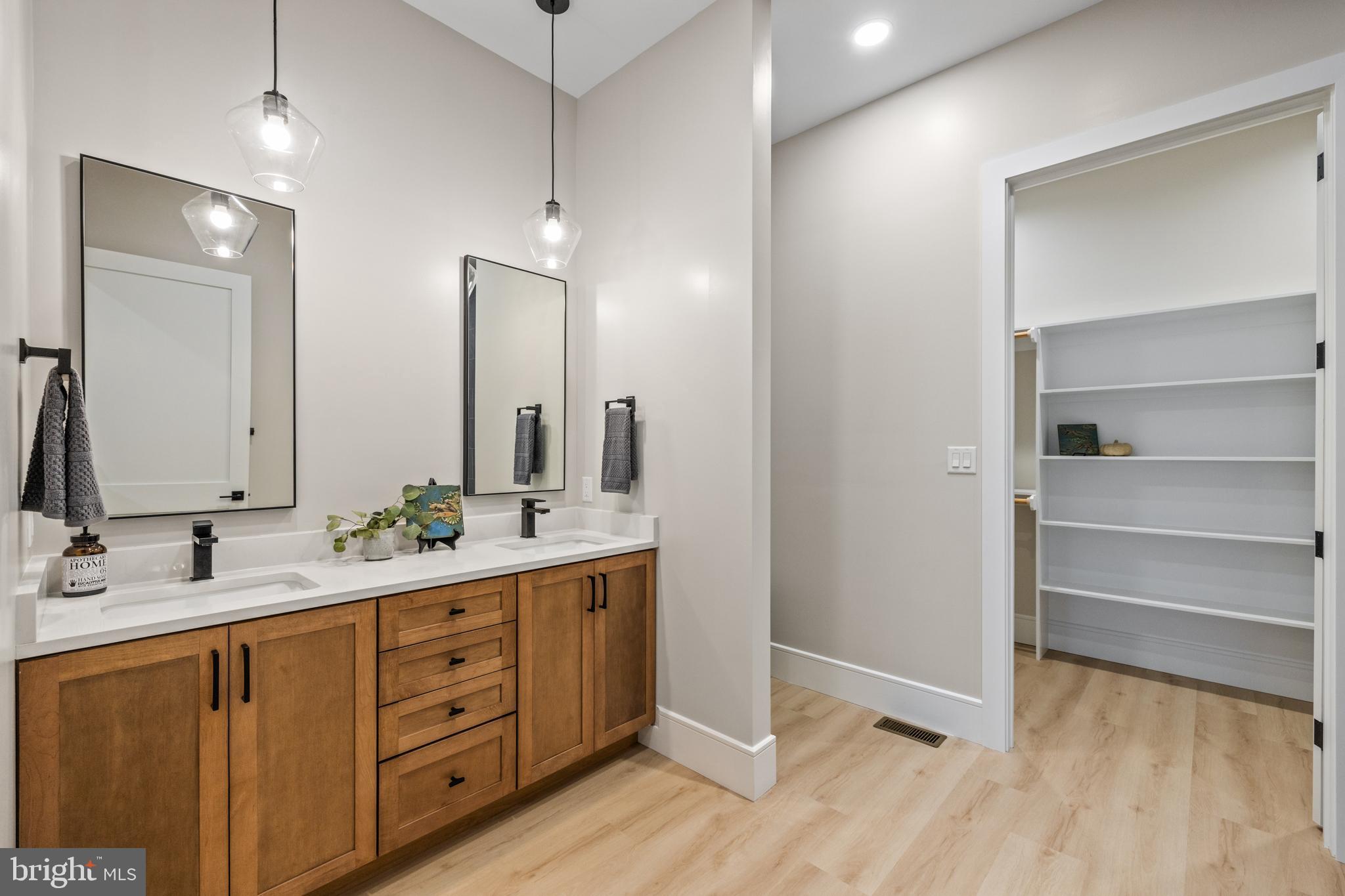 WALTON WOODS - Residential