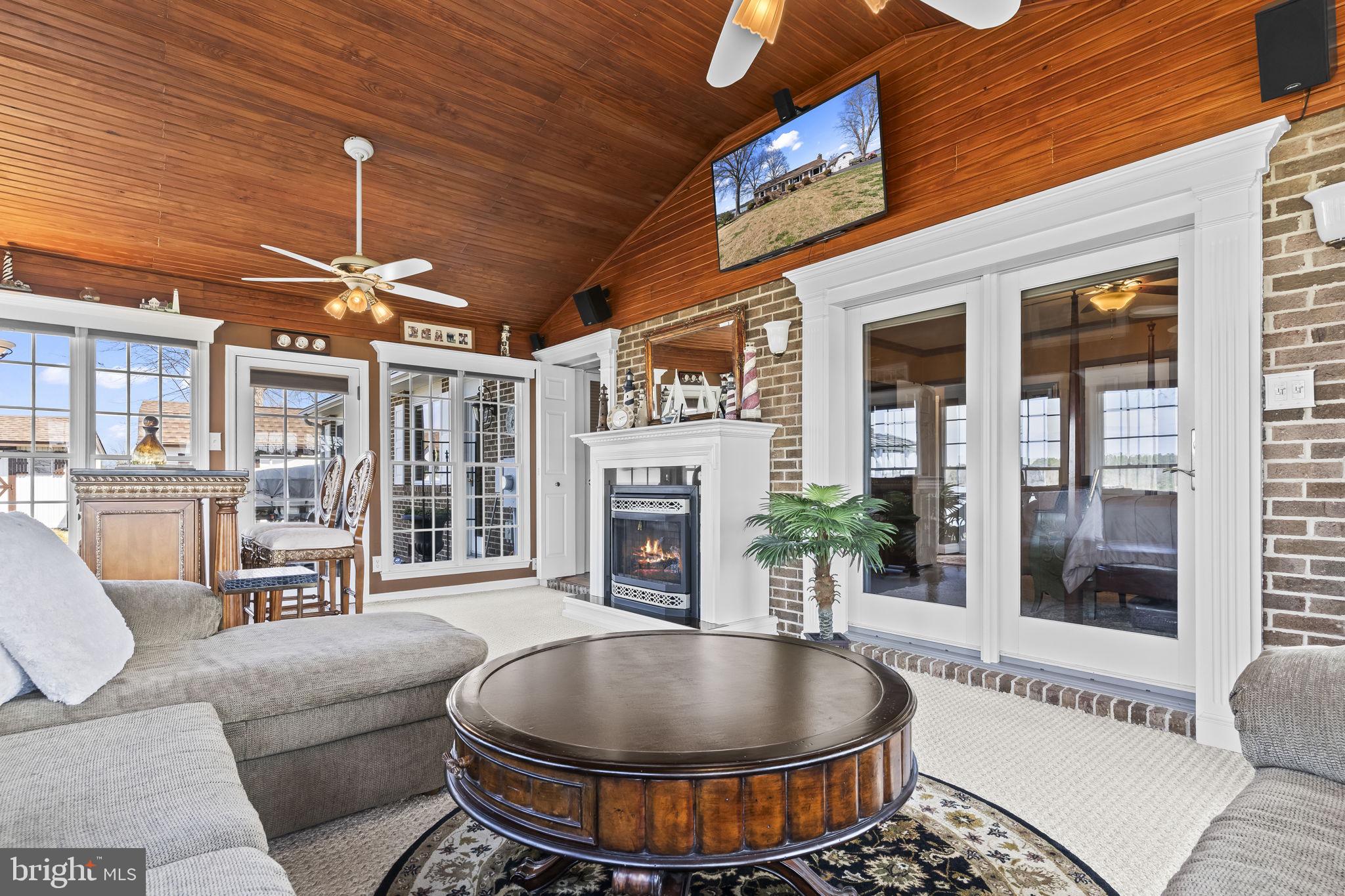 GOLDEN BEACH - Residential