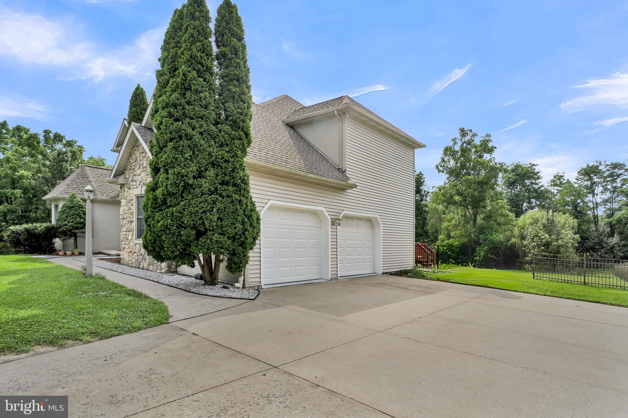 2292 FOREST LANE