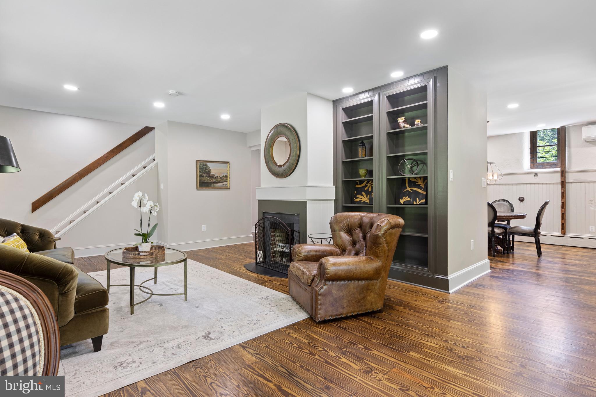 CHESTNUT HILL - Residential