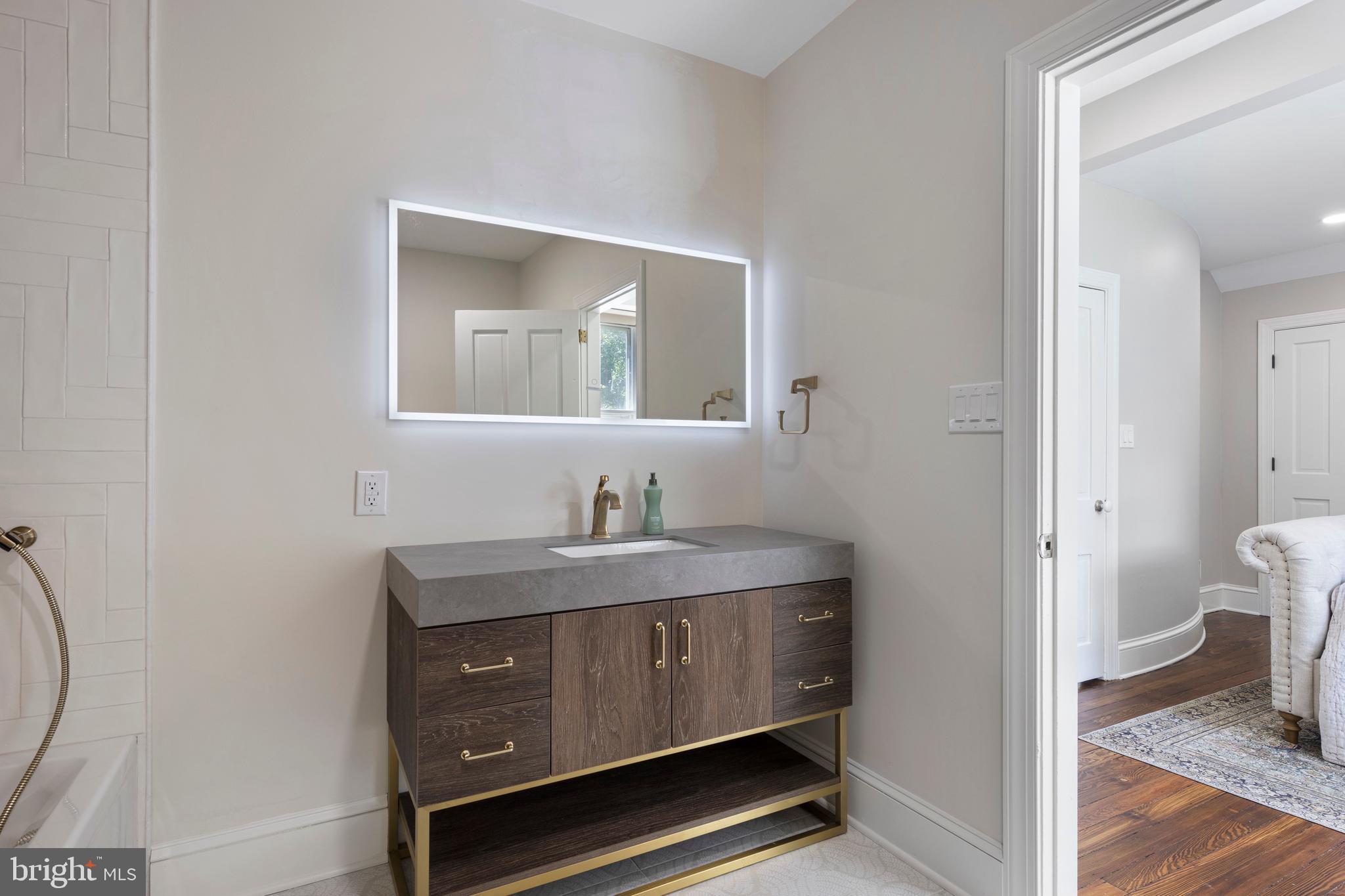 CHESTNUT HILL - Residential