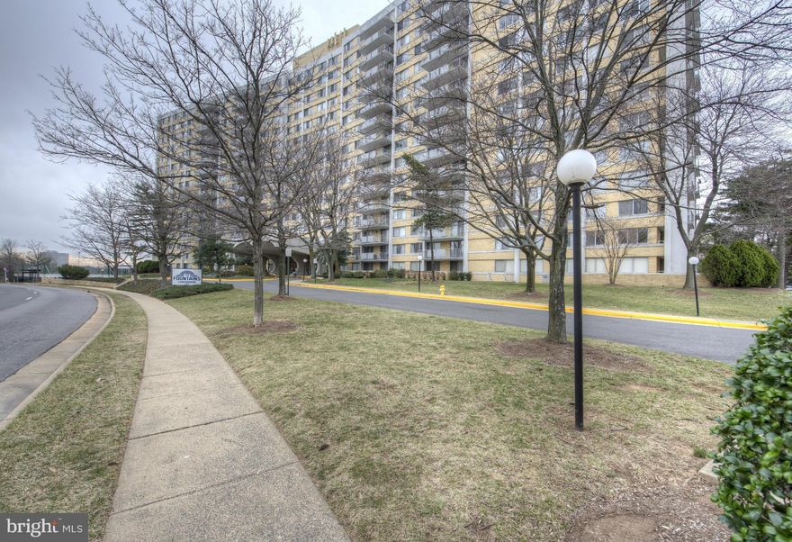 Cute, Cozy and ready to move in!This 1,225sq.ft.2BR,2BA condo unit has been freshly painted, new carpet, newer kitchen cabinets,appliances, and granite counter tops, minutes to I95,airport,downtown DC &Historic Old Town Alexandria.Nearby shopping, parks & trails.Concierge,secure entry,laundry on each floor,1 car garage parking space and most exciting "ALL Utilities" Included.Lets Make a Deal!