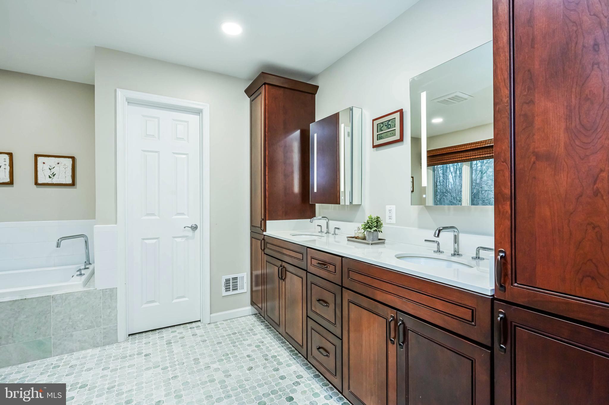 EDGEWATER - Residential