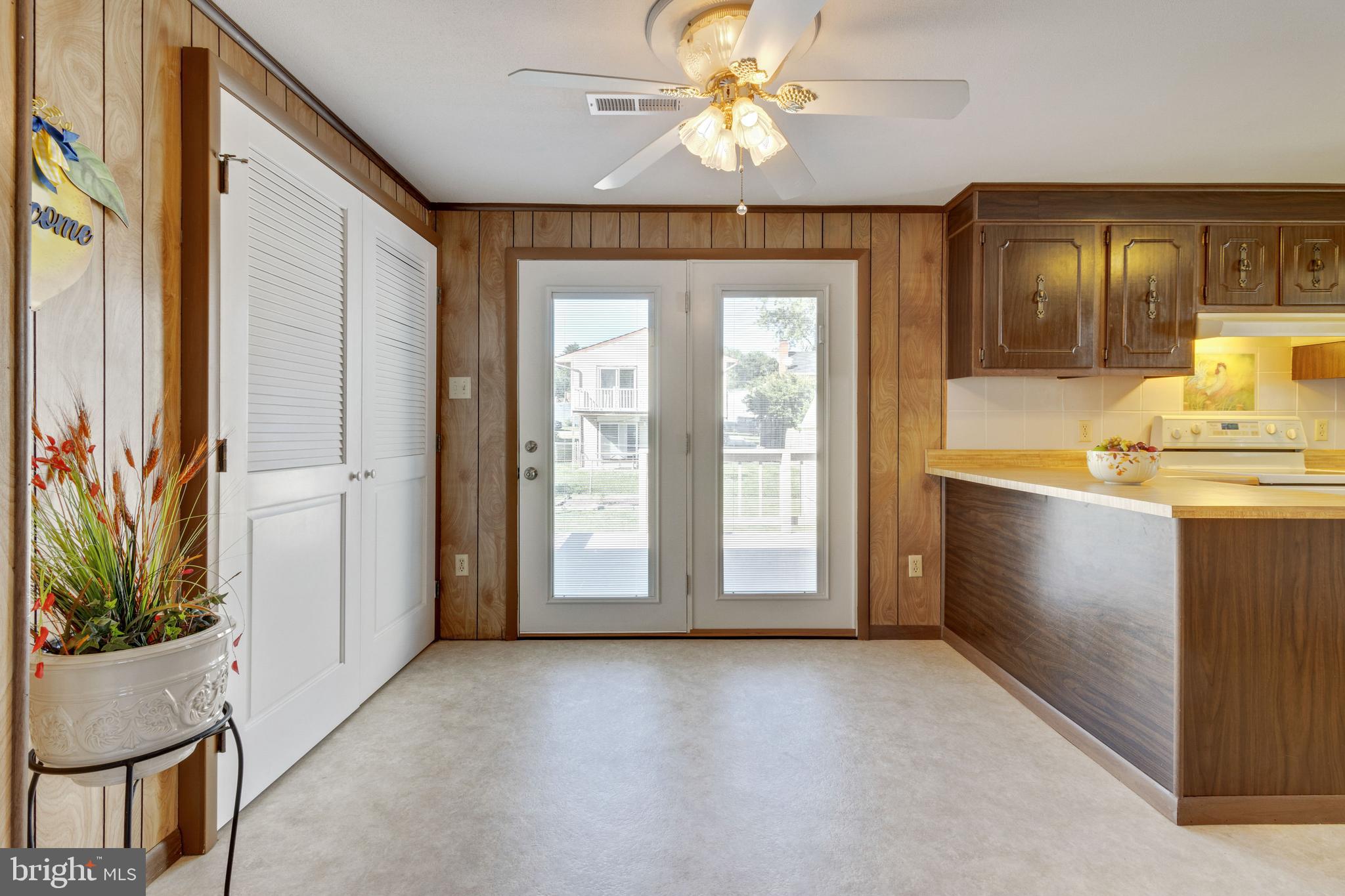 WOODLAND BEACH - Residential