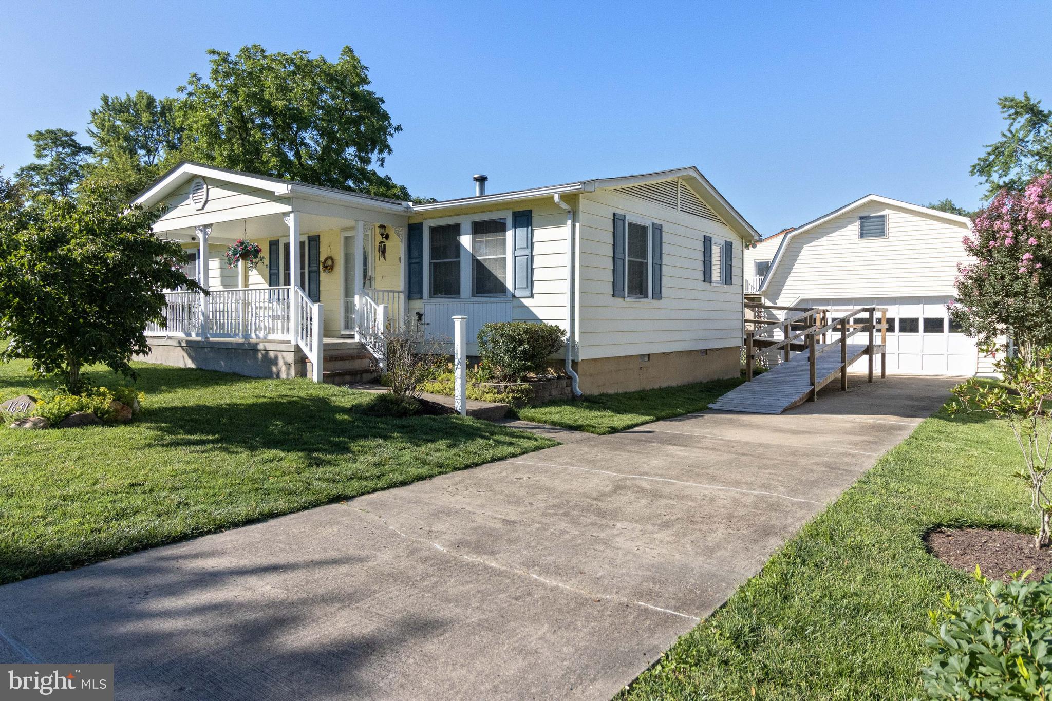 WOODLAND BEACH - Residential