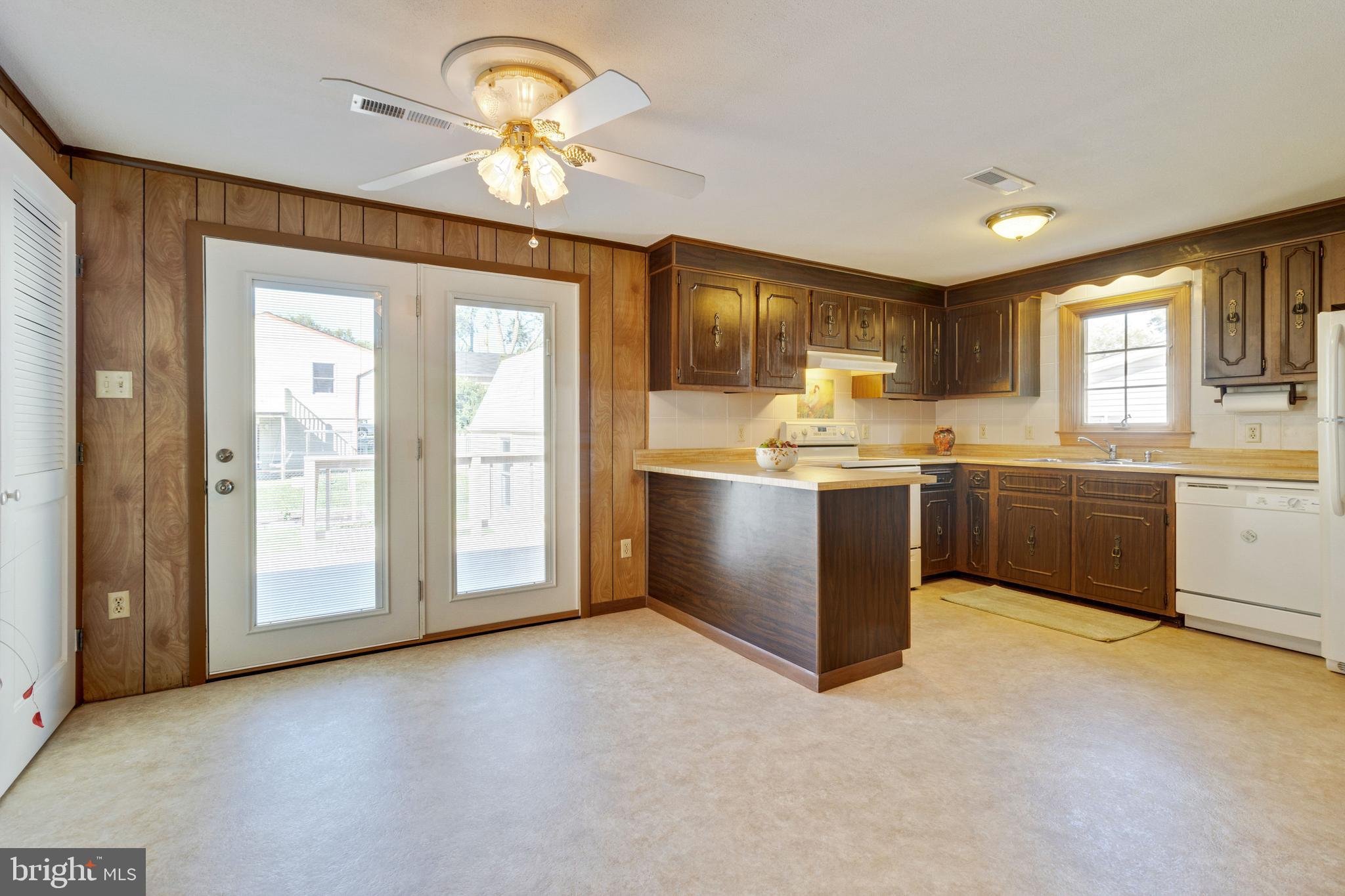 WOODLAND BEACH - Residential