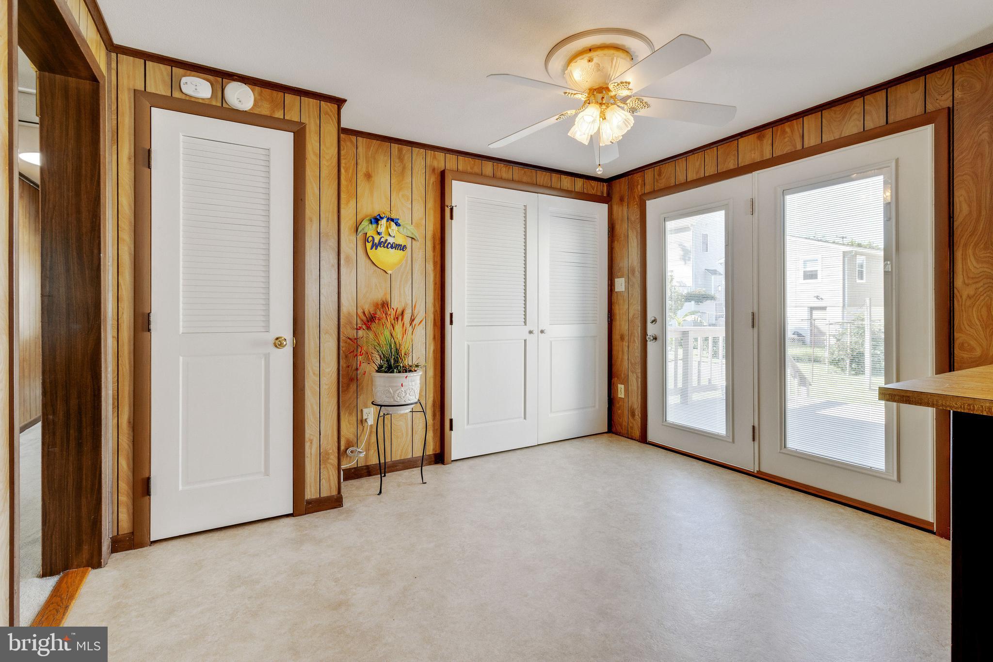 WOODLAND BEACH - Residential