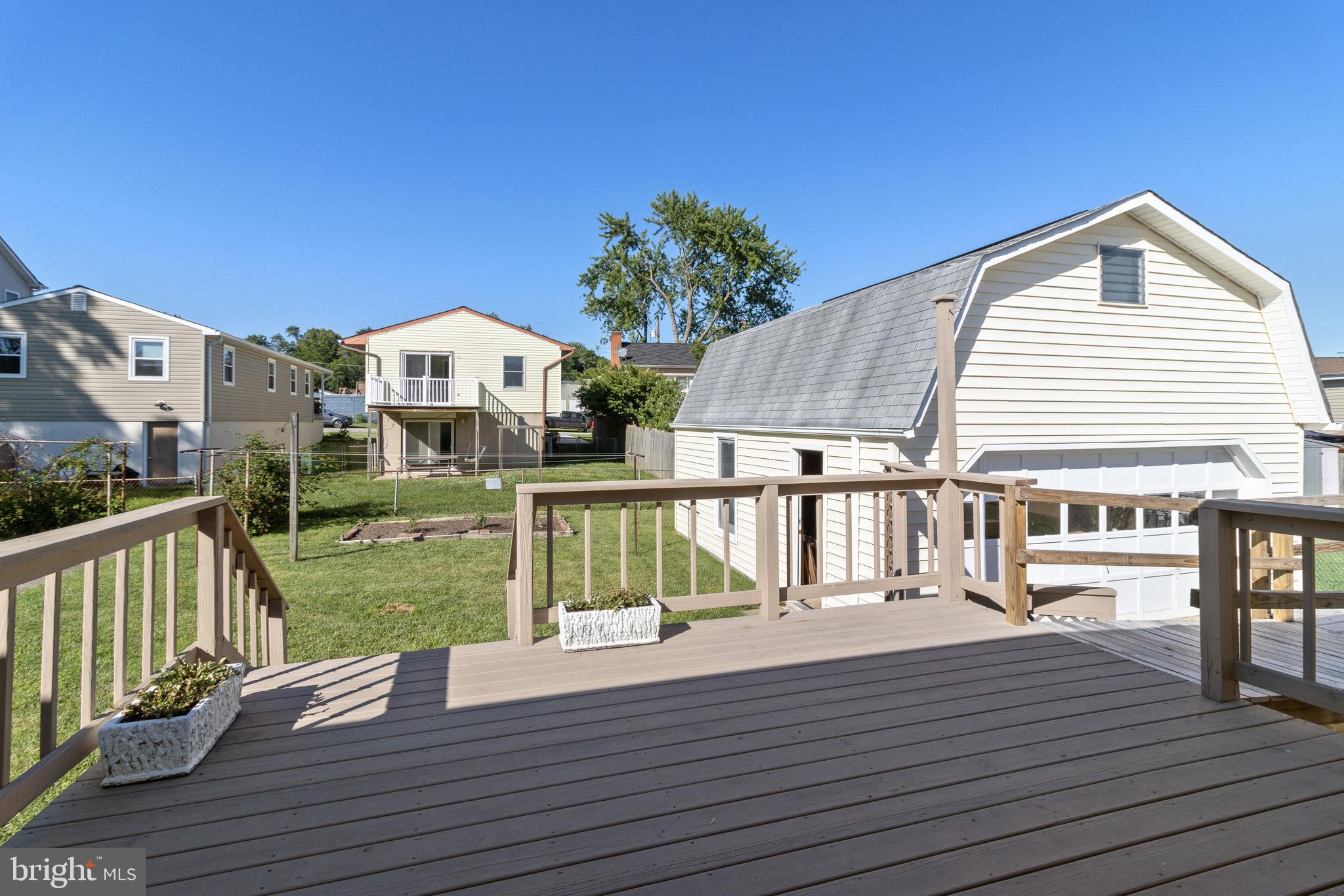 WOODLAND BEACH - Residential