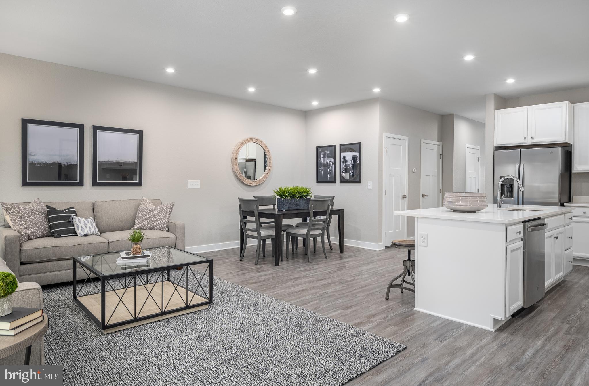 ROLLING HILLS - Residential