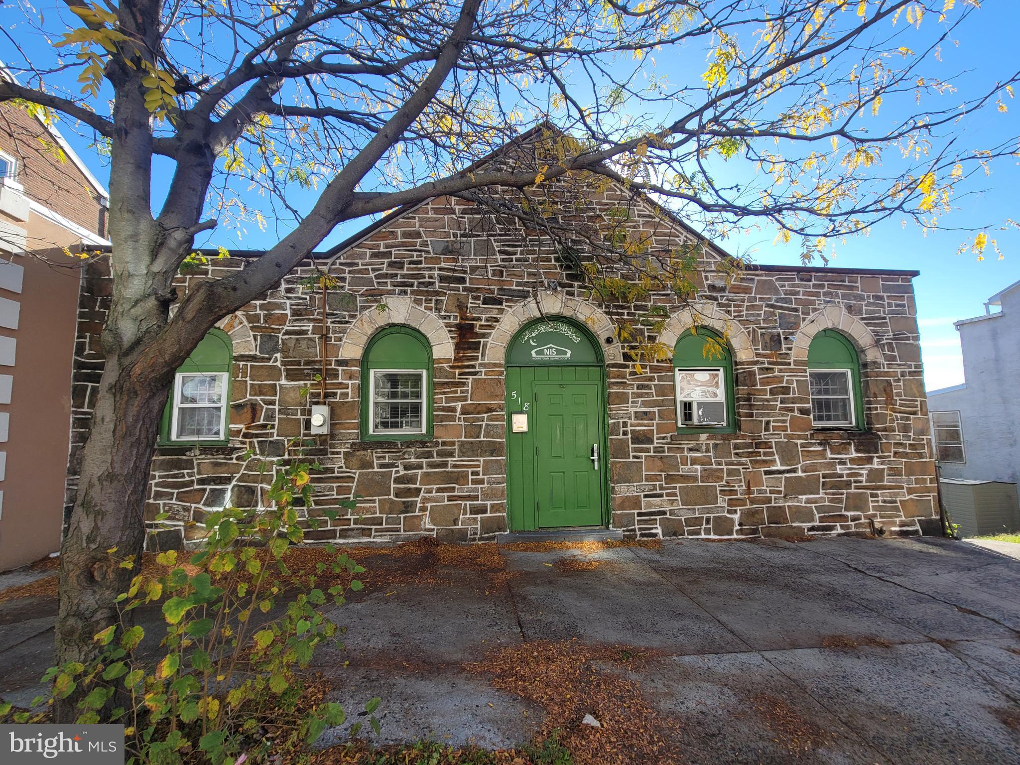 Main image without alt text