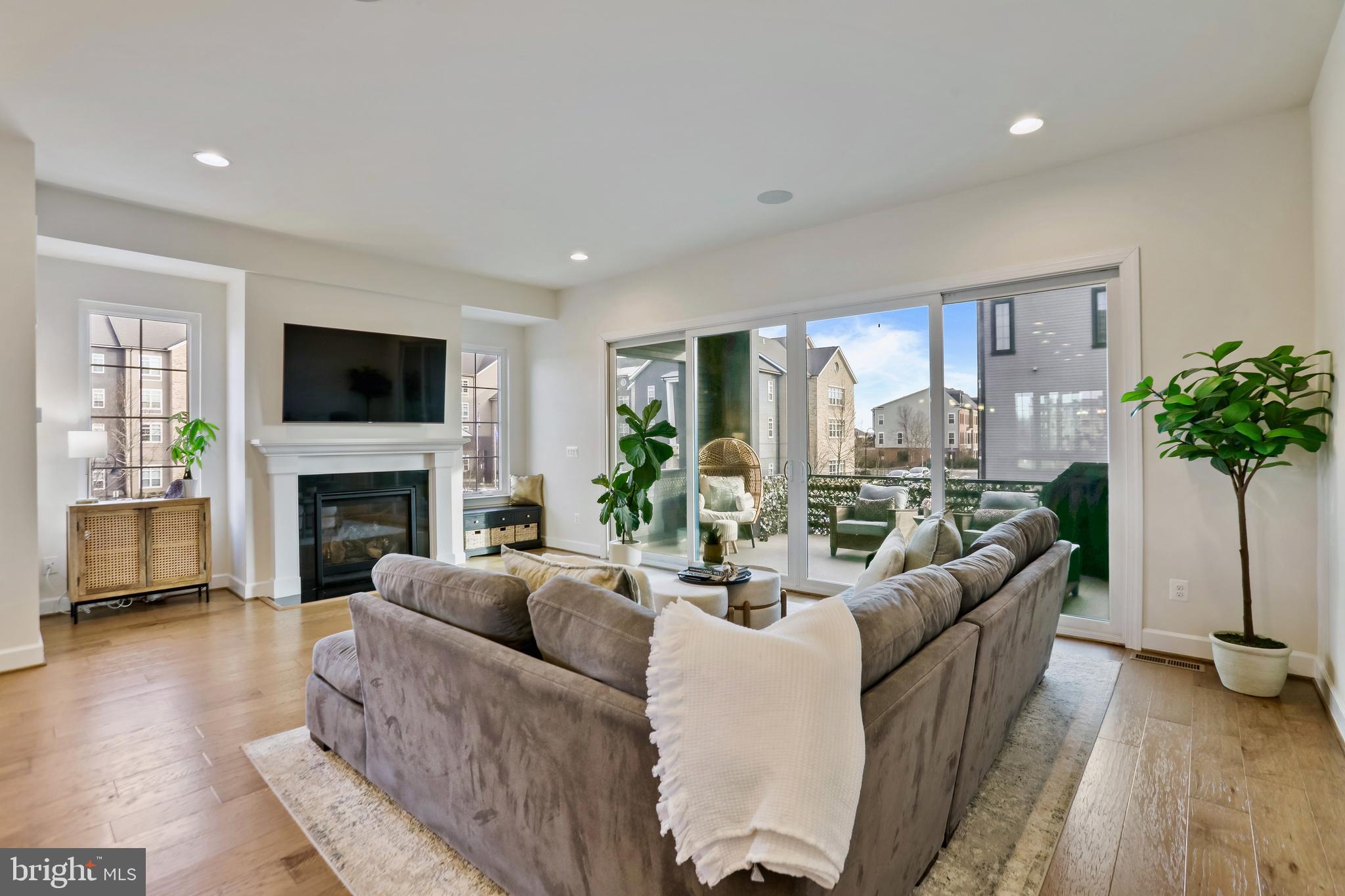 ONE LOUDOUN - Residential