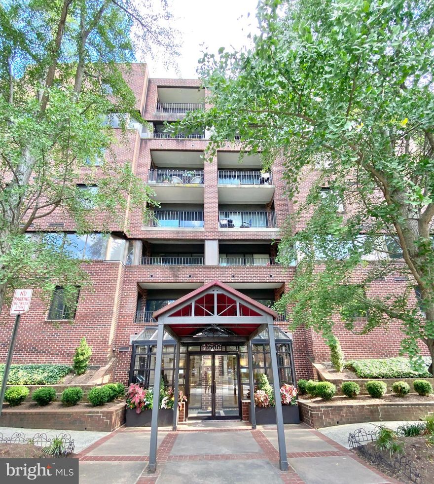 Welcome to 1600 Prince Street Unit 306! This 1 bedroom/1bathroom condo located in Old Town Alexandria close to King St Metro, Shops and Dining. Unit comes with 1 parking space. BEAUTIFUL RENOVATED KITCHEN CABINETS, GRANITE COUNTER TOPS AND NEW WOOD FLOORING THROUGHOUT.