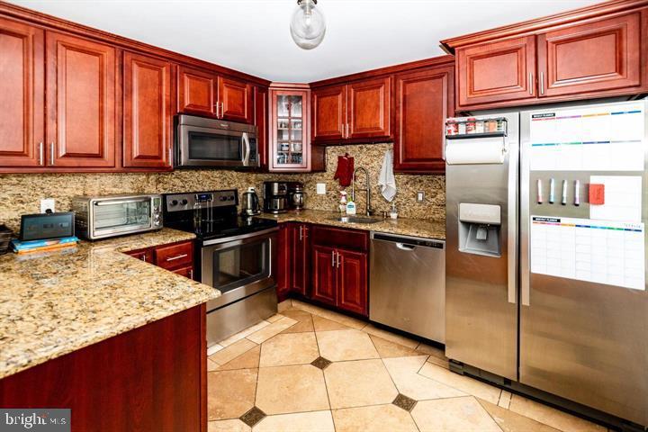 SPRINGFIELD SQUARE - Residential Lease