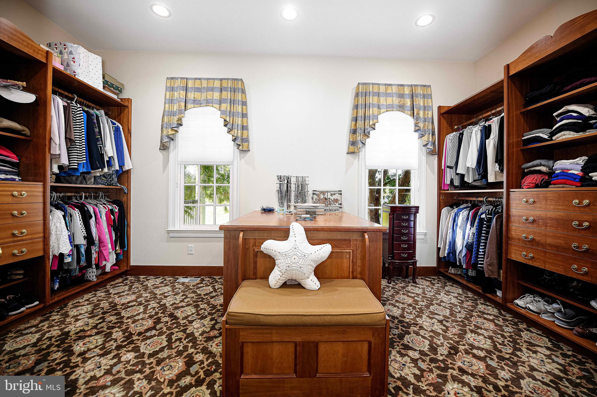 HAYFIELDS MANOR - Residential