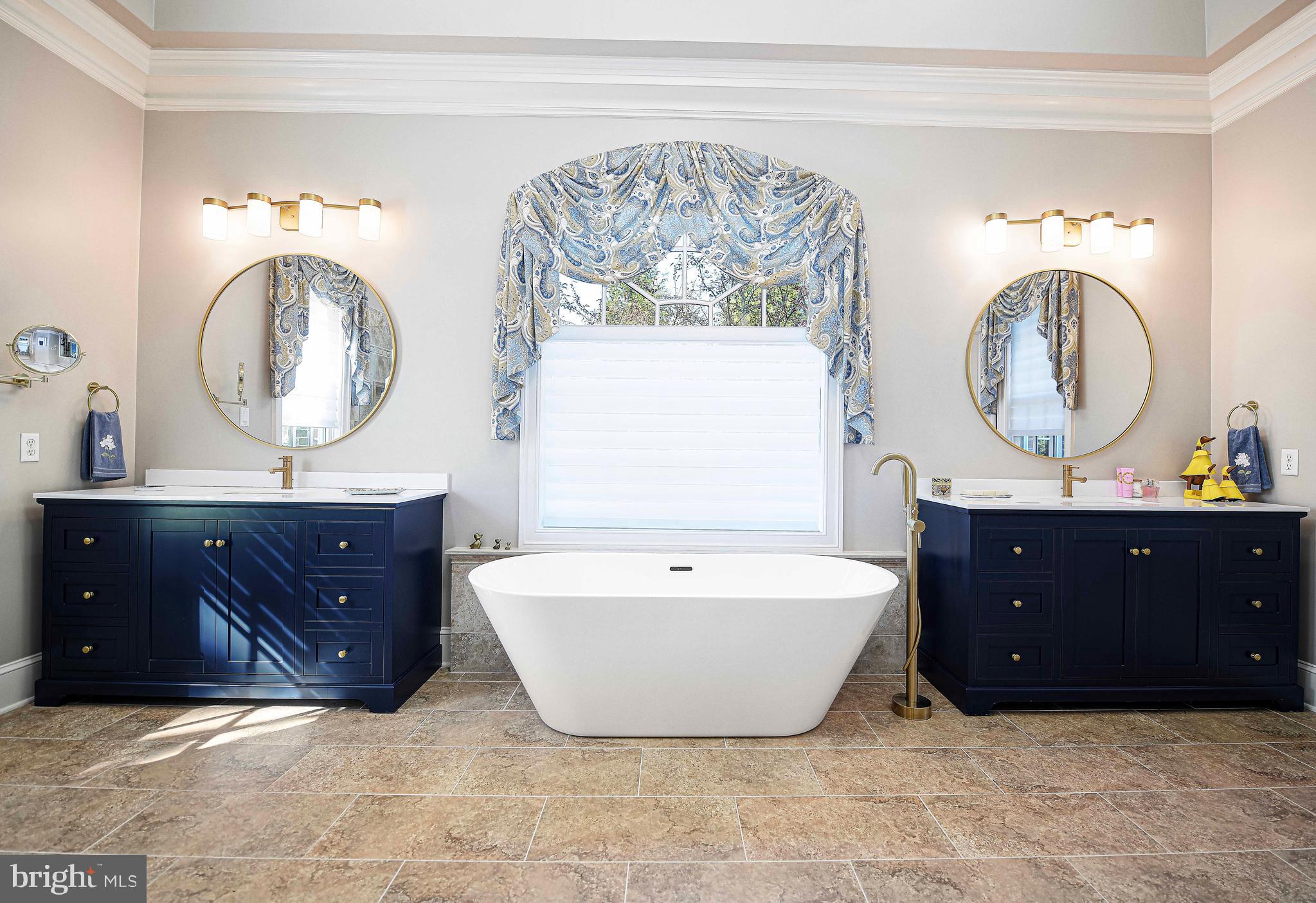 HAYFIELDS MANOR - Residential