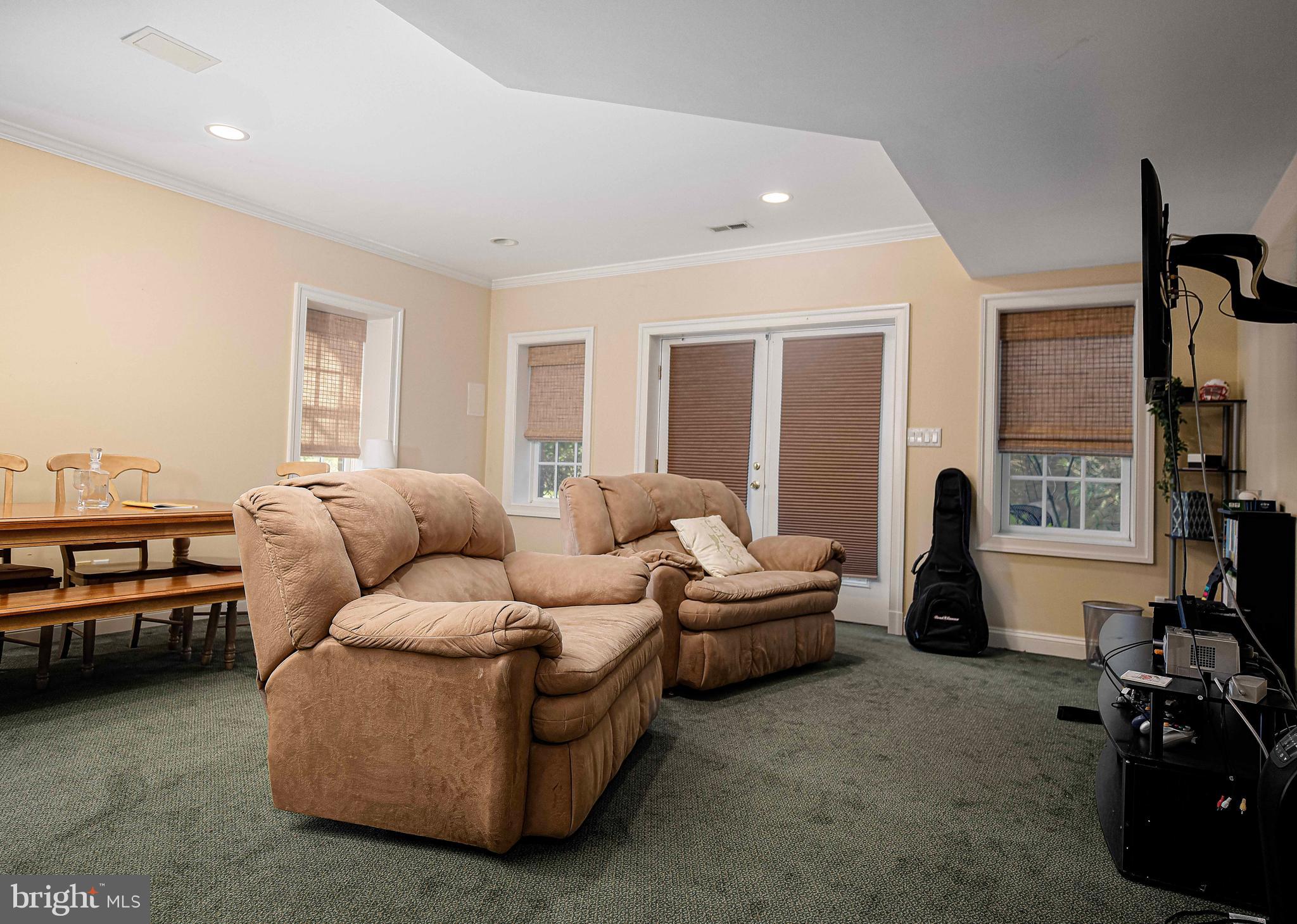 HAYFIELDS MANOR - Residential