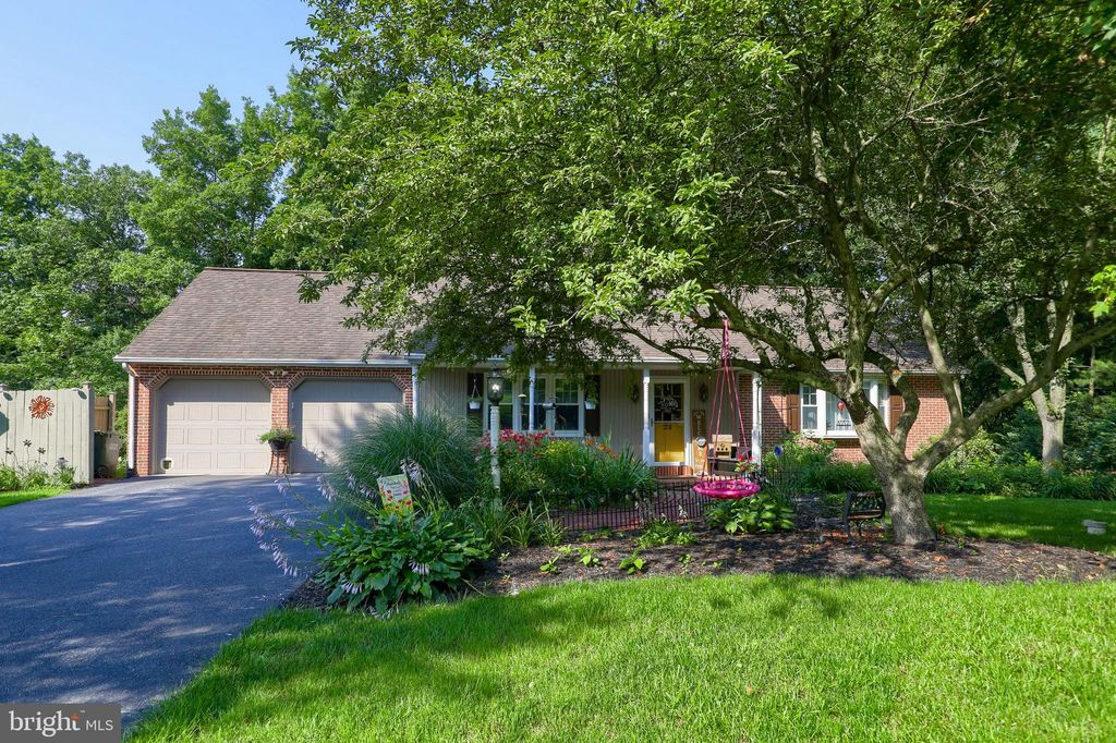 Photo of 24 BROOKWOOD DR, LITITZ, PA 17543 (MLS # PALA2037724)