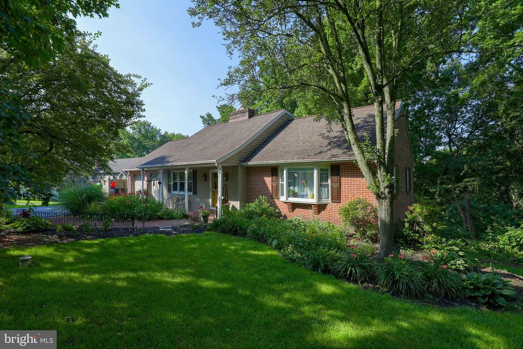 Photo of 24 BROOKWOOD DR, LITITZ, PA 17543 (MLS # PALA2037724)