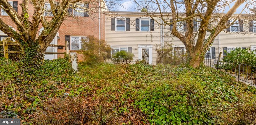 A MUST SEE BEAUTIFULLY RENOVATED 3BR/2.5BA TOWNHOME.  GORGEOUS NEW KITCHEN WITH UPGRADED COUNTERS, DECORATIVE BACKSPLASH, PENINSULA ISLAND & STAINLESS APPLIANCES.  BRIGHT & SPACIOUS LIVING ROOM & DINING ROOM.  THE UPPER LEVEL HAS A PRIMARY BEDROOM WITH ATTACHED JACK-AND-JILL STYLE BATHROOM AND 2 ADDITIONAL BEDROOMS.  THE FINISHED WALK-OUT LOWER LEVEL HAS A FAMILY ROOM, FULL BATH & LAUNDRY ROOM.  NEW FLOORING & FRESHLY PAINTED THROUGHOUT!  GREAT CONVENIENT LOCATION!  CLOSING ASSISTANCE AVAILABLE.