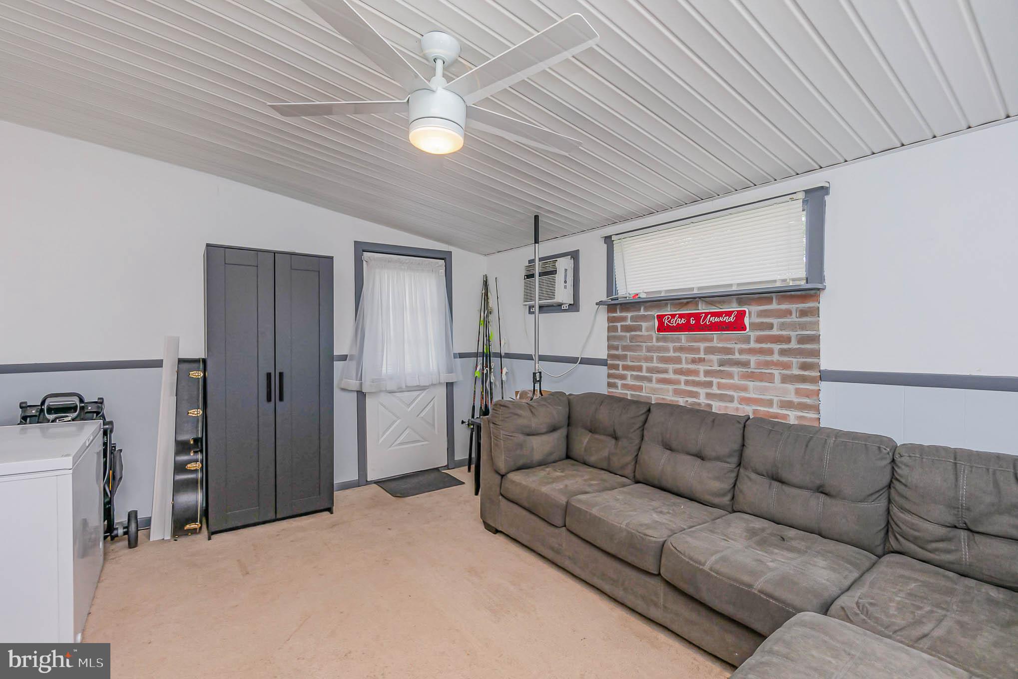 ESSEX/MIDDLE RIVER - Residential