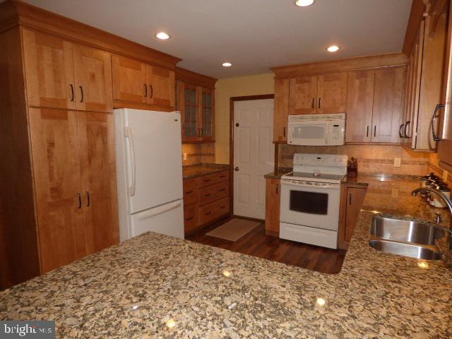 SPRINGETTS OAKS - Residential