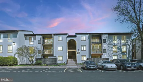 609 Center Street Unit T2, Herndon, VA MLS: VAFX2233506