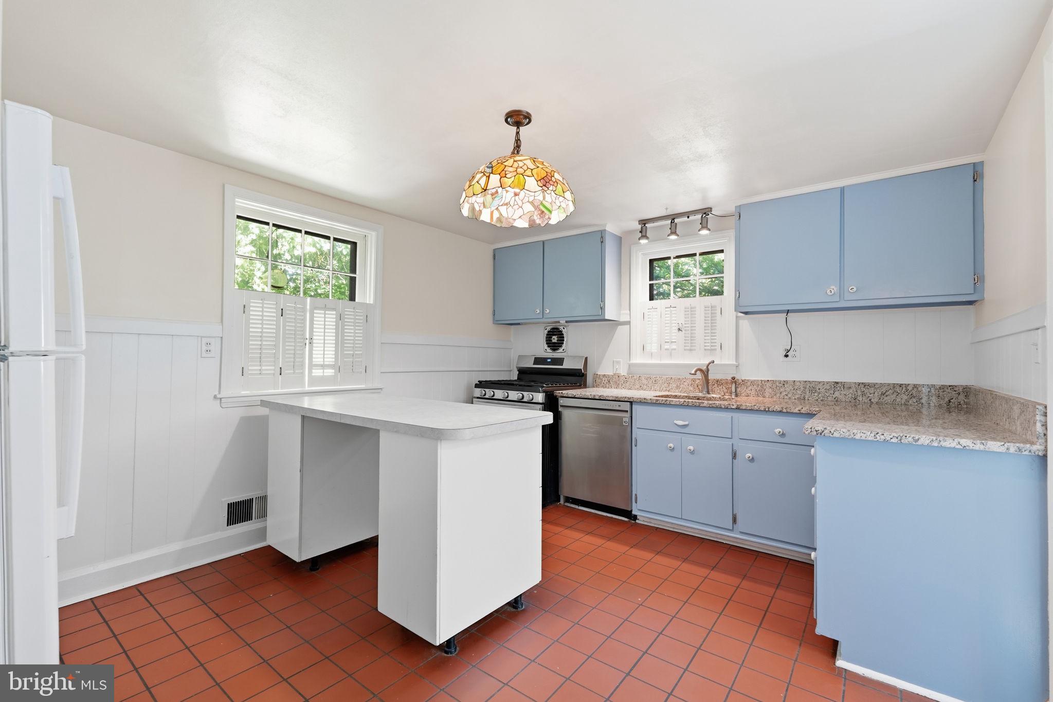 1610 COTTAGE LANE