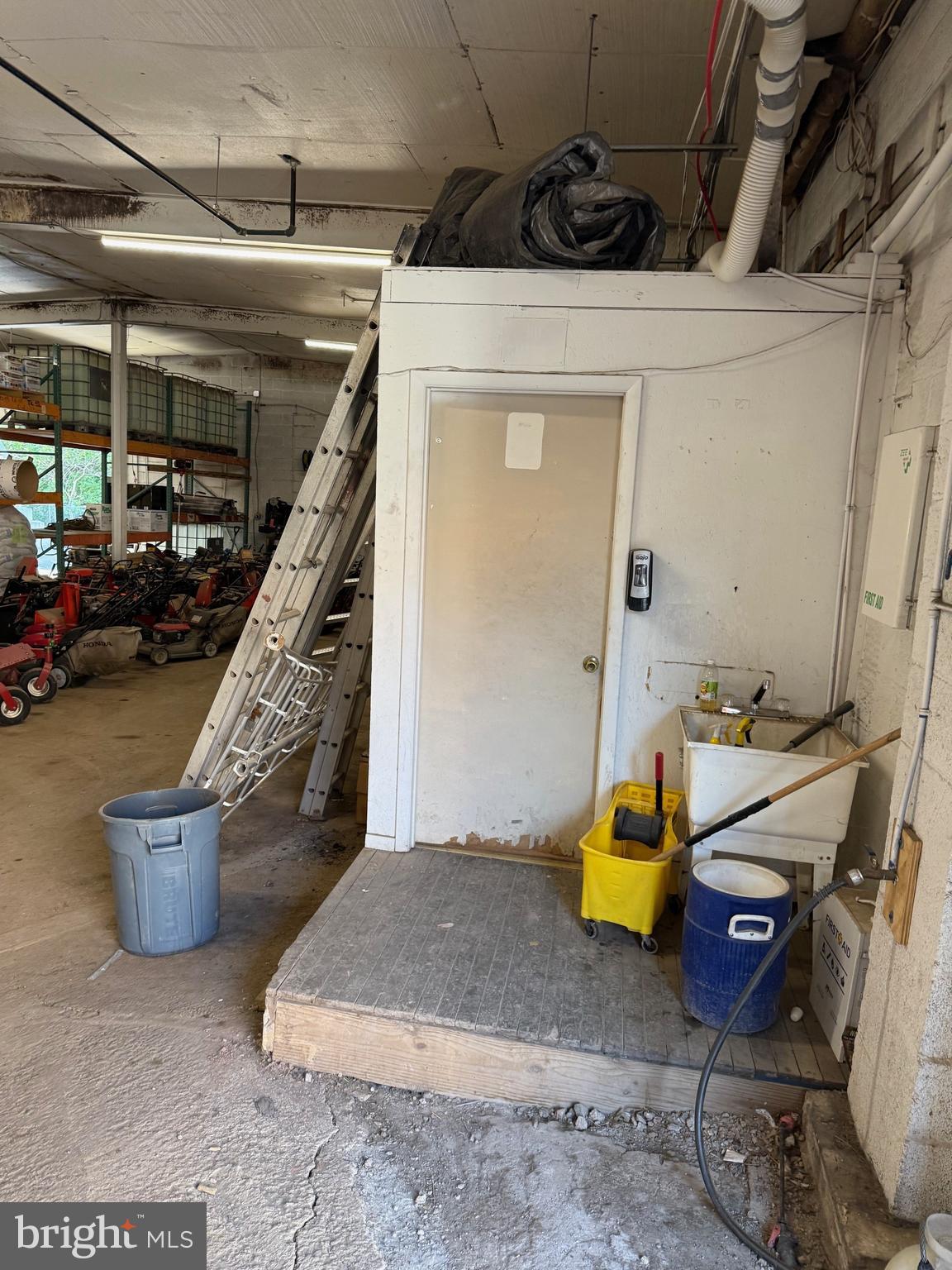 3337 N GEORGE STREET