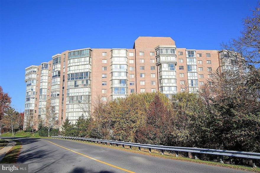 55+ Premier retirement community, Popular “B” Model located in Vantage Point West. Close to elevator, updated 2 bedroom, 2 full bath condominium, with enclosed sunroom. Full of natural light. Freshly painted and NEW carpet. Updated kitchen features stainless steel appliances, quartz countertops. Kitchen has a pass-through opening to the dining room. Primary bedroom with en suite bathroom, step in shower and walk in closet. New LVP flooring in kitchen and foyer. Lots of organized closet storage space. Move in ready. Gas heat and central Air conditioning. Storage cage #94. Enjoy all the amenities this community has to offer, golf, tennis, picklelball, swimming, and fitness center. Multitude of clubs and activities. Close to shopping and restaurants.