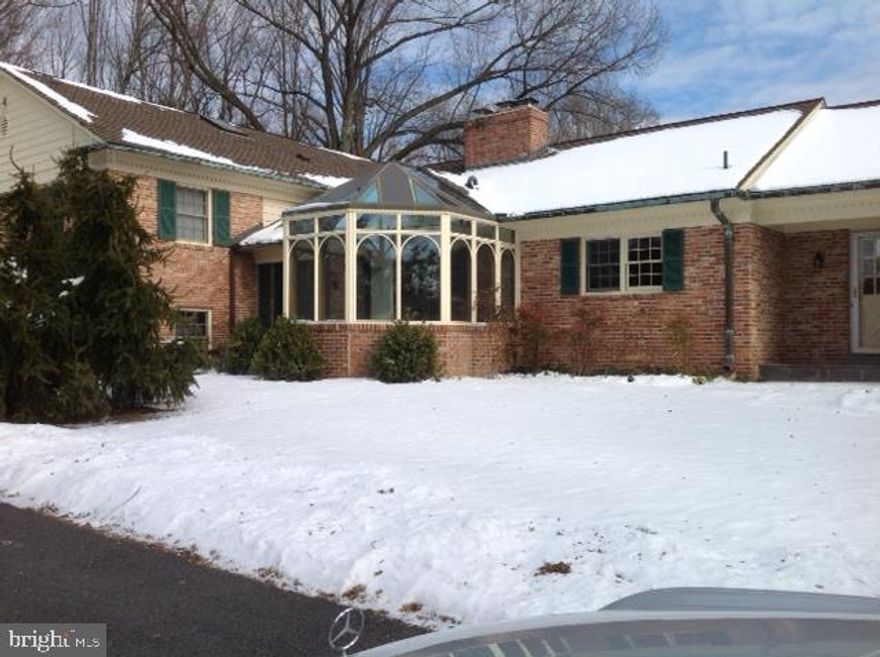 Fantastic and spacious split level home, located in Bradley Farms, a very prestigious community. Comfortable living space in a private setting. Perfect for entertaining. Property also offered for sale. Move-in condition.