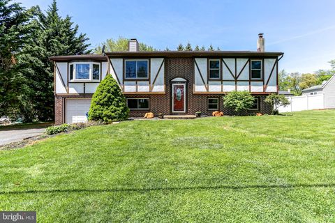 Photo of 447 W Ridge Road, ELIZABETHTOWN, PA 17022 (MLS # PALA2067048)