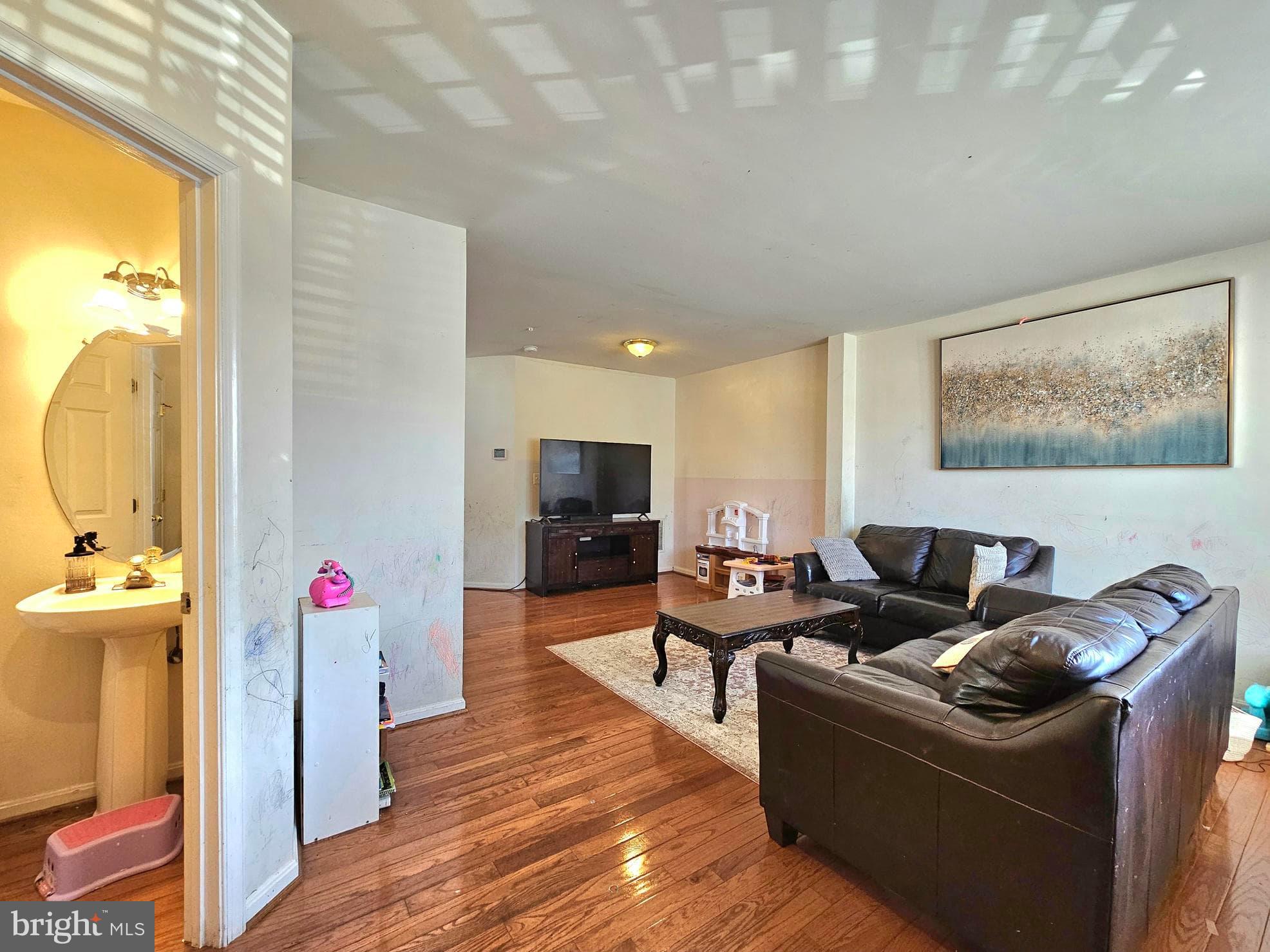 7427 ARDGLASS COURT