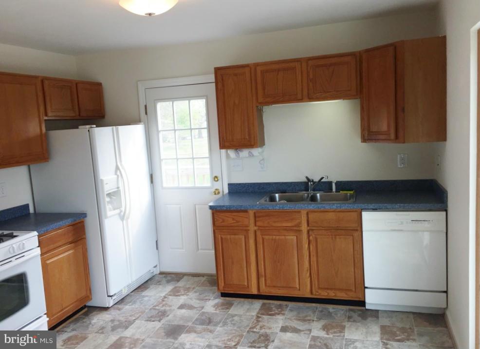 SANDY LEVEL EST SUB - Residential Lease