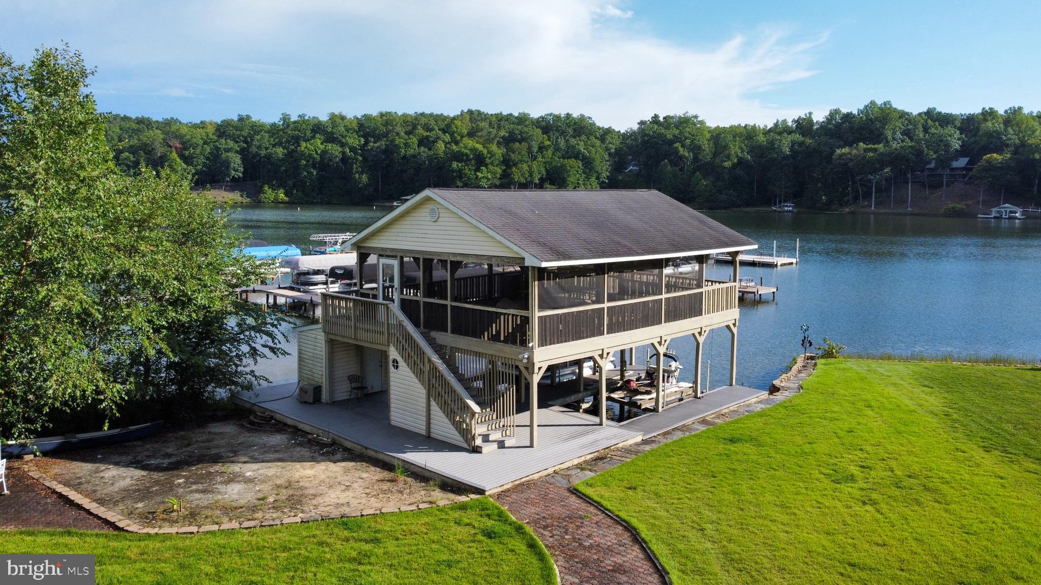 SHOREWOOD - Residential