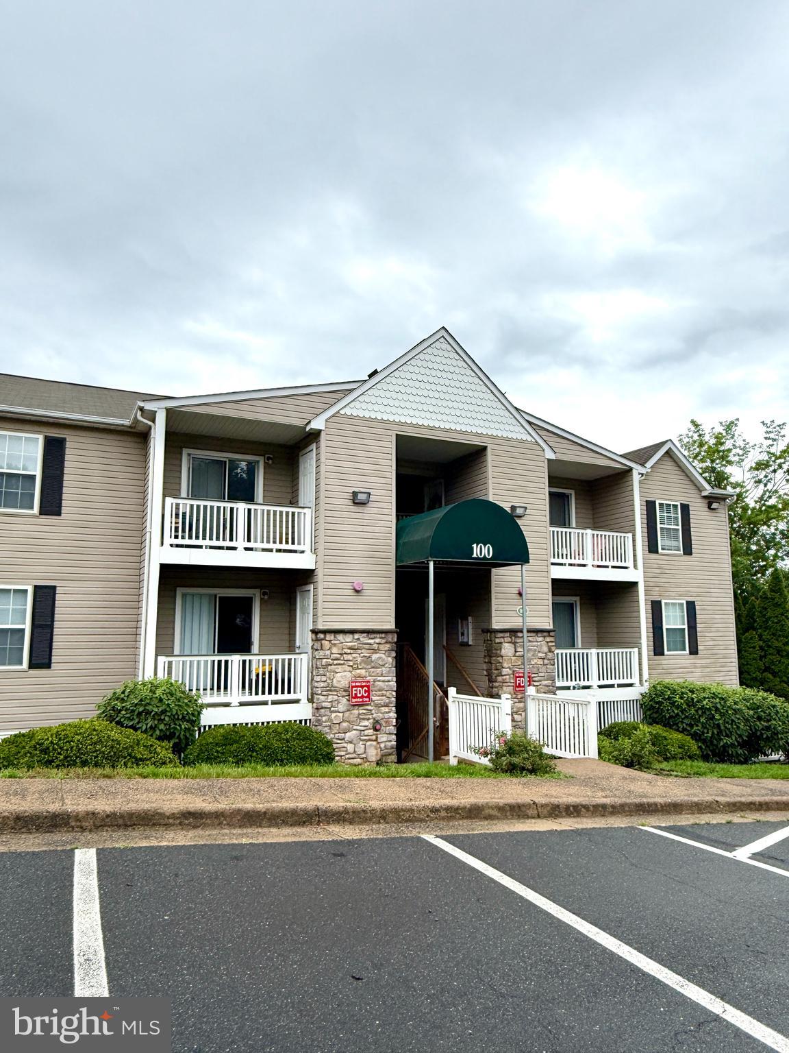 One-bedroom, one-bath apartment in the Carriage Pointe at Aquia community in North Stafford. The unit includes stainless steel appliances, washer/dryer hookup, a private deck, and an attached storage unit. Comes with one assigned parking space and a visitor pass. HOA dues are paid by the owner.
Community amenities include an outdoor pool, clubhouse, and fitness center. Conveniently located just minutes from I-95 and Garrisonville Road, with shopping, restaurants, and other daily needs close by.