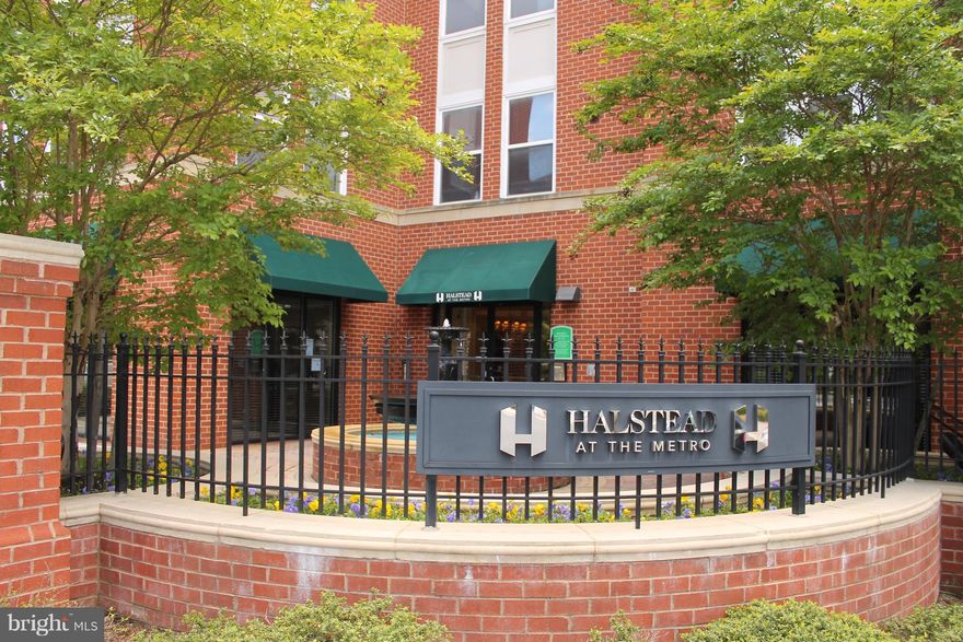 Gorgeous! Stunning and rare, 2-level, 1BR+DEN, 1 BA with Gourmet kitchen, Stainless Steel appliances. Open LIV/DIN area. Plenty closet space. Recessed lights & Full-size Washer/Dryer. Amenities including Pool, Top of the line Gym, indoor Basketball Ct, Party Rm, game room, Business Ctr (internet, fax, printer). Close to Beltway, DC, Tysons, I95/I66.Dunn Loring Metro across street. Minutes from Tyson Corner.